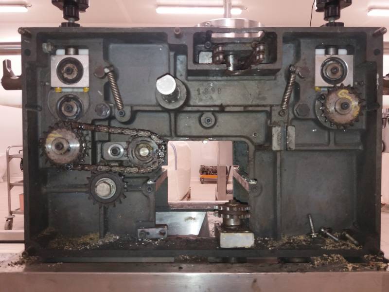 Réparation en cours d'une machine à Ravioli