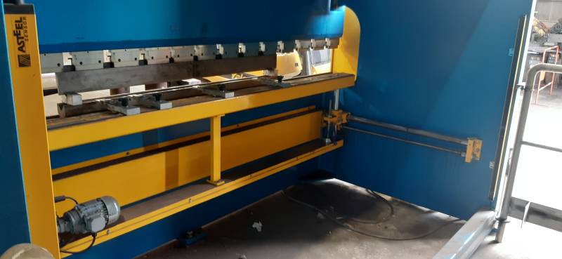 Les atouts d'une maintenance préventive sur une cisaille Descombes Préciméca GH 315 dans un atelier à Fos-sur-Mer